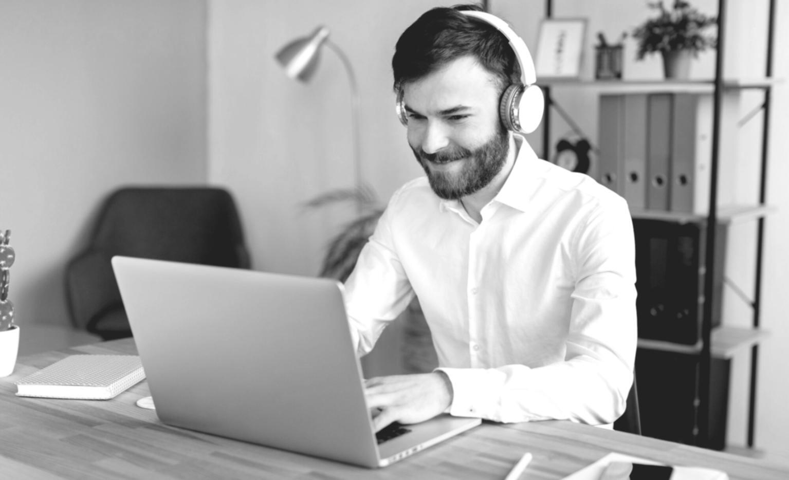 Environnement de travail professionnel avec analyses financières et graphiques